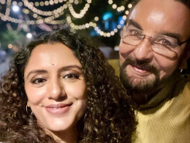 Parveen Dusanji, chi &egrave; la moglie di Kabir Bedi: &egrave; giovanissima