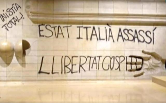 Attacchi alle sedi diplomatiche italiane a Barcellona e Berlino: vetrata infranta e auto incendiata