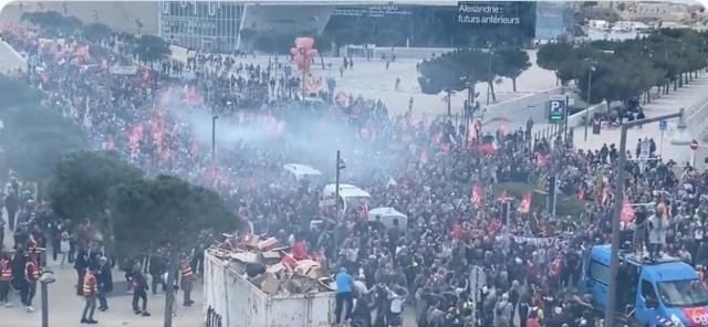 Sciopero generale in Francia contro la riforma delle pensioni: 800k in piazza, occupati aeroporti e binari