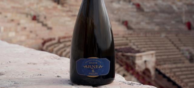 Vino. Sartori partner ufficiale di Fondazione Arena con Arnea Soave Brut presentato in un nuovo packaging
