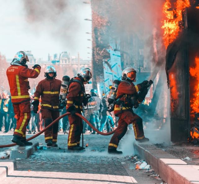 Incendio a New York, palazzo nel Bronx in fiamme: 19 morti. Nove erano bambini