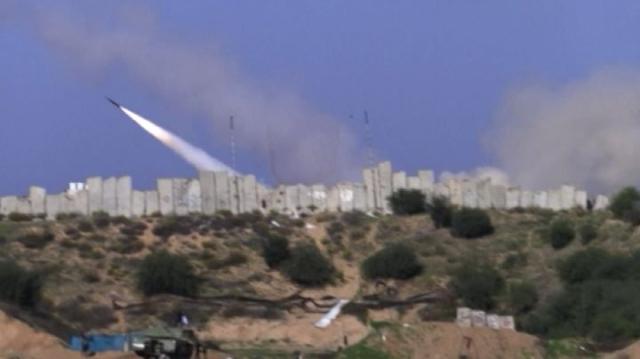 Striscia di Gaza: lanciati 250 razzi verso Israele che risponde con un rai aereo