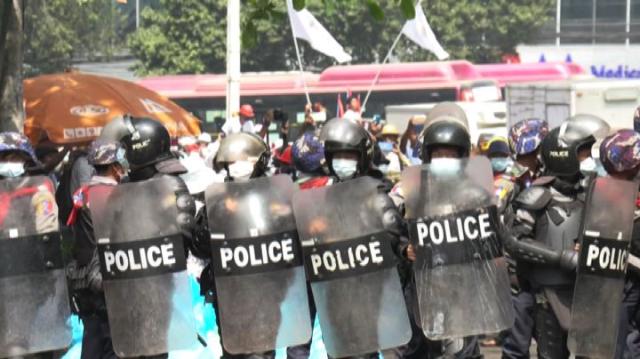 Birmania: l'esercito occupa ospedali ed universit&agrave;