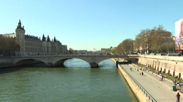 Parigi, ritrovati 4 cadaveri nella Senna, su 2 rinvenuti segni di violenze, uno senza biancheria intima: fermati due algerini con accusa di omicidio
