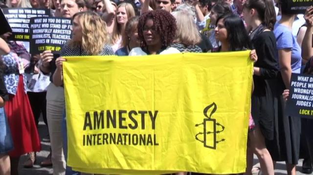 La Russia chiude le sedi di Amnesty International e Human Rights Watch a Mosca. Le ong attaccano: "Raddoppieremo gli sforzi"
