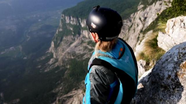 Lecco, base jumper morto dopo lancio con tuta alare, non si &egrave; aperta la vela, corpo trovato su parete del Forcellino dopo volo di 300 metri