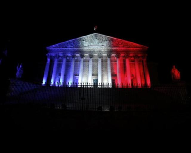 Elezioni Francia, Macron agita lo spettro di Putin ma ai lavoratori piace Le Pen. Ballottaggio incertissimo