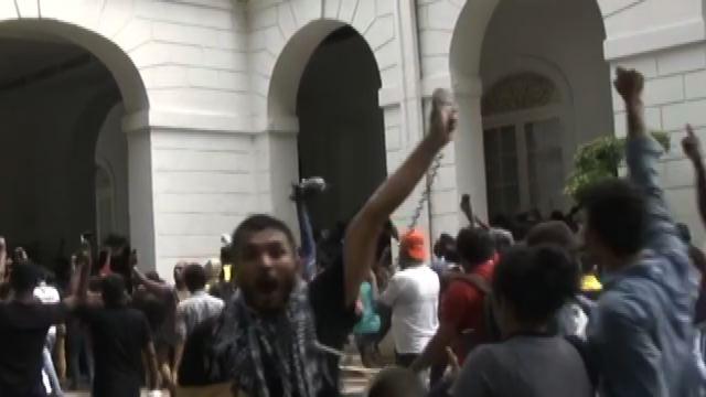 Sri Lanka, il Presidente lascia il paese: chiesto lo stato d'emergenza