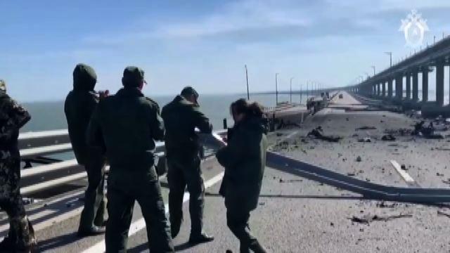 Ponte di Crimea, Zelensky rivendica l'attentato, poi fa dietro-front: "Implicita ammissione di un crimine di guerra"