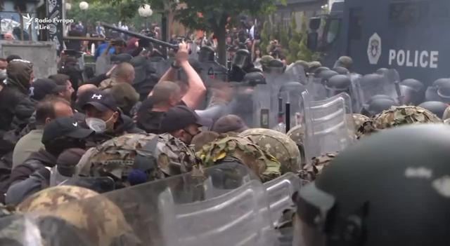 Scontri in Kosovo, Mosca conferma appoggio incondizionato a Serbia. Zakharova: "Occidente smetta di dare colpa ai serbi disperati"