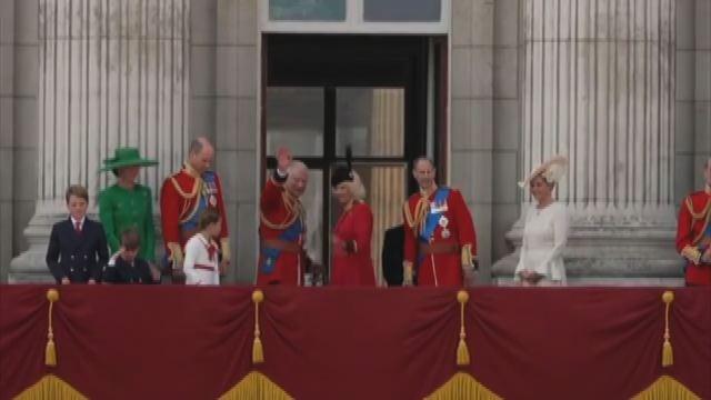 La famiglia Reale sul famoso balcone di Buckingham Palace