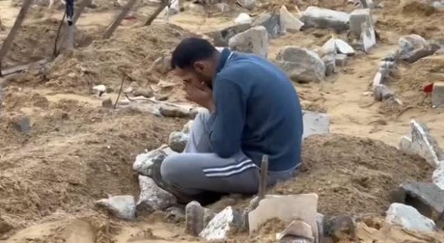 "Israele ha profanato e distrutto oltre 200 tombe di palestinesi a Gaza per trovare resti ultimo ostaggio", la denuncia delle Ong