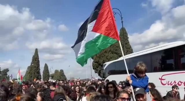 Gli italiani sono contro la guerra in Ucraina e difendono le ragioni di Gaza contro il genocidio di Netanyahu: &egrave; populismo anche questo? 