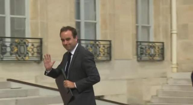 Francia, Macron tiene duro e convince il dimissionario Lecornu a condurre "ultimi negoziati fino a mercoled&igrave; 8 per la stabilit&agrave; del Paese"