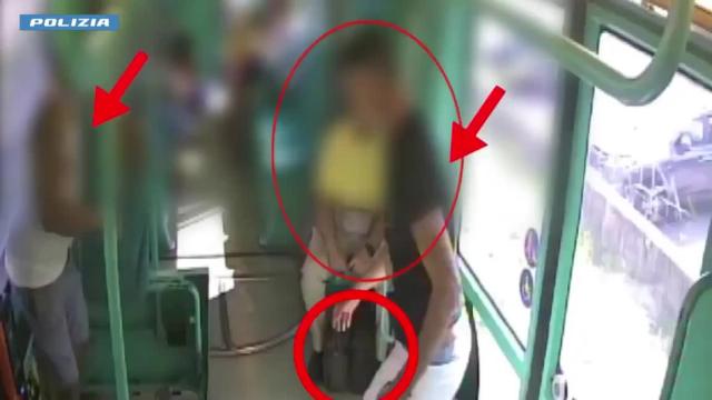 Milano banlieue, 55enne ipovedente picchiato e derubato da 2 marocchini di 29 e 42 anni: gli aggressori, gi&agrave; detenuti, accusati di rapina aggravata - VIDEO