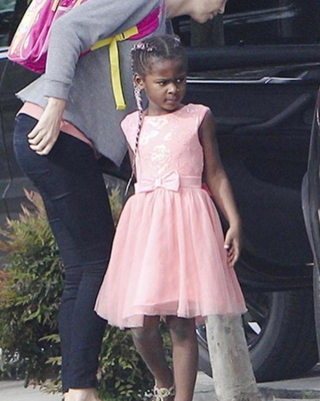 Charlize Theron e il figlio transgender di 7 anni, capelli lunghi e abiti da donna: &ldquo;Pensavo fosse maschio, ma Jackson &egrave; una femmina&rdquo; 