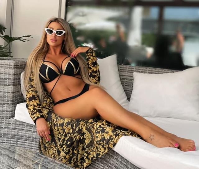 Chi &egrave; la fidanzata di Enzo Iacchetti: tutto sull'esplosiva Rosi (Roxy) Zamboni