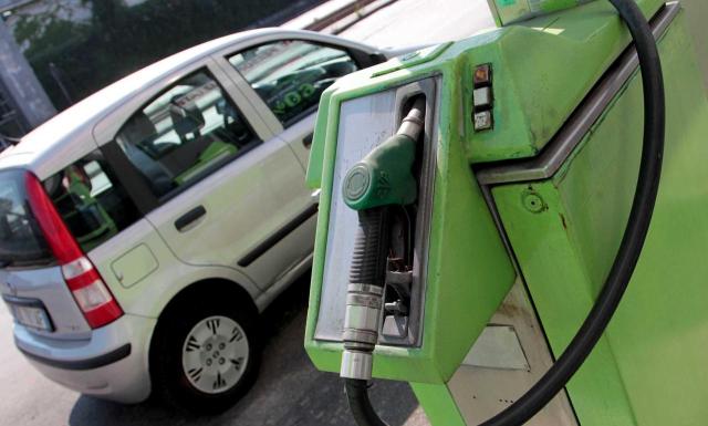 La benzina continua a salire: verde a quota 1,566