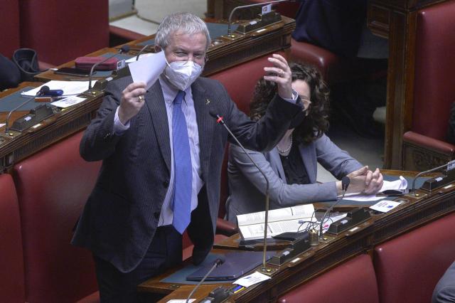 Borghi: "Il vaccino? Perch&eacute; non chiedete a omosessuale se &egrave; sieropositivo?"