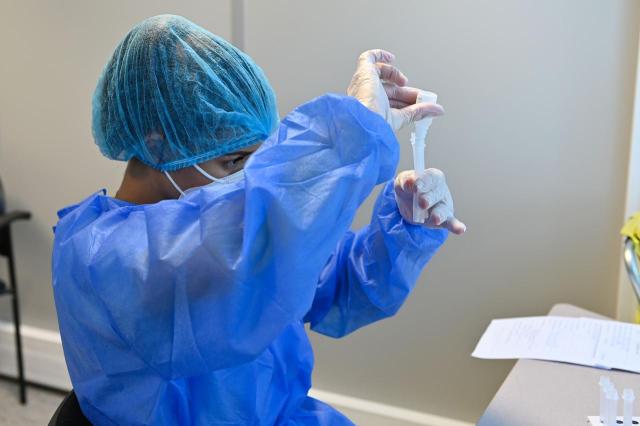 Covid Francia, da oggi tamponi a pagamento per incoraggiare vaccinazione