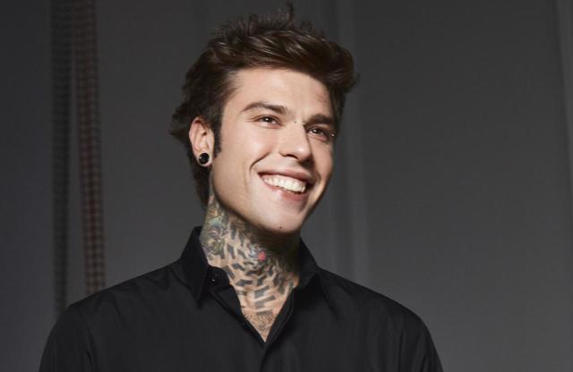 Fedez le suona a Renzi e al Codacons in 'Disumano'