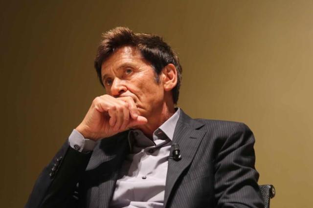Gianni Morandi &egrave; coprofago? Tutta la verit&agrave;