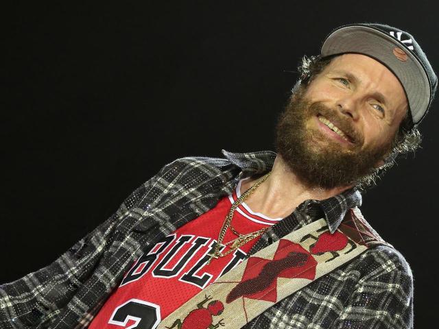 Jovanotti, incidente in bicicletta a Santo Domingo sul dosso artificiale: "Rotto femore e clavicola, non sto in piedi"