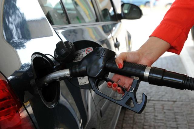 Prezzo benzina e diesel, ancora in calo: quanto costano oggi
