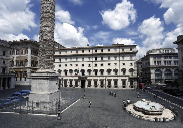 Gossip nei palazzi del potere: chi &egrave; il "potente" con la nuova fiamma?