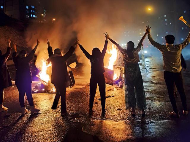 Iran, "forze di sicurezza sparano a viso, petto e genitali delle donne in piazza"