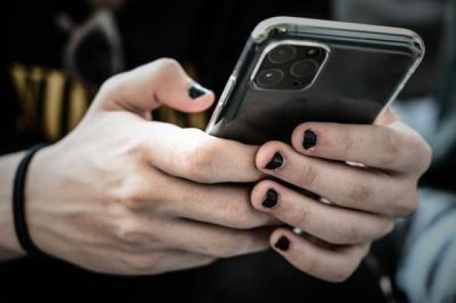 Indagine: su Instagram e TikTok anche prima dei 13 anni, ansia da immagine