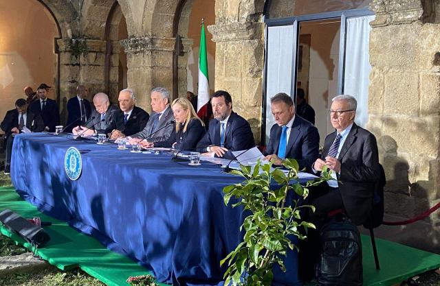 Migranti, s&igrave; a decreto flussi. Meloni: "Non converr&agrave; entrare illegalmente"