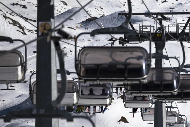 Alto Adige, sciatrice 83enne cade da seggiovia e muore. Grave un'altra donna 55enne: "Precipitate insieme da 7 metri"