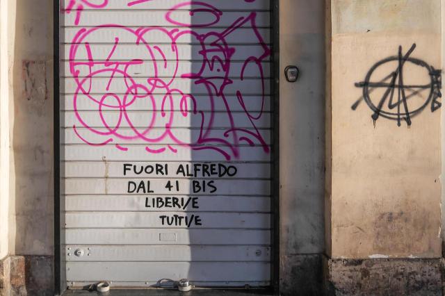 Cospito, distributori sigarette hackerati: su display frase 'Fuori Alfredo dal 41 bis"