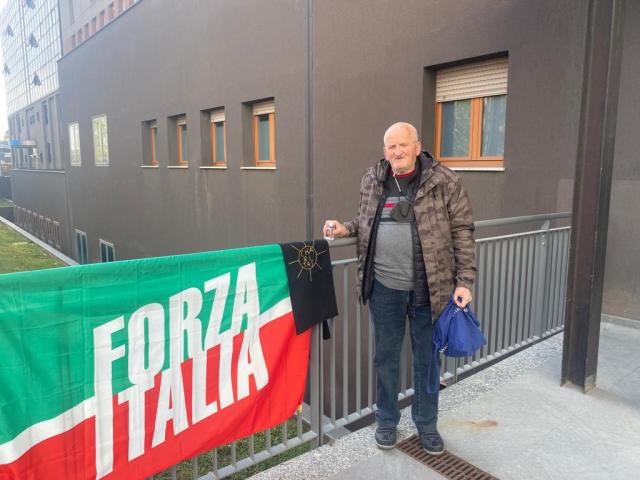 Berlusconi, da Cosenza in bus al San Raffaele: "Porto acqua santa per zio Silvio"