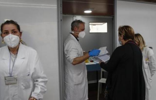 Lecco, infermiere si toglie la mascherina per bere acqua, primario chiama il 112, carabinieri: "Nessun reato"