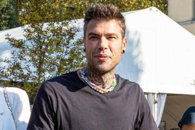 Fedez e la diagnosi di tumore al pancreas, il web: &ldquo;reazione avversa al vaccino Covid, 3 dosi di siero sperimentale"