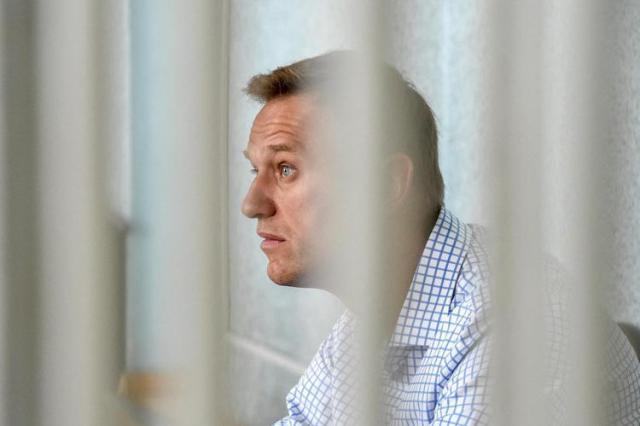 Russia, Alexei Navalny condannato ad altri 19 anni di carcere per estremismo: "Putin vuole intimidire voi non me"