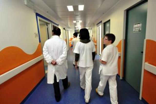 Regno Unito, nuove linee guida NHS: medici costretti a chiedere agli uomini se sono "incinti" prima di una radiografia