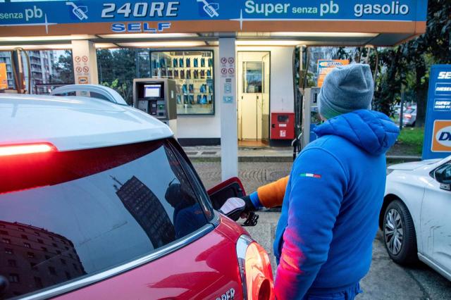 Catania, figlia di 4 anni dimenticata in area di servizio e ritrovata dalla polizia, mamma accusata di abbandono di minore