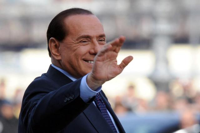 Berlusconi, Olgettine sfrattate e stop all'assegno mensile da 2.500 euro che il cav versava a 20 di loro da 11 anni per "risarcirle" dei danni morali subiti