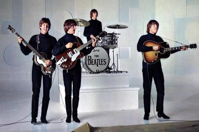 Beatles, Paul McCartney riproduce con l'Intelligenza Artificiale (AI) la voce di John Lennon nel brano "Now and Then"