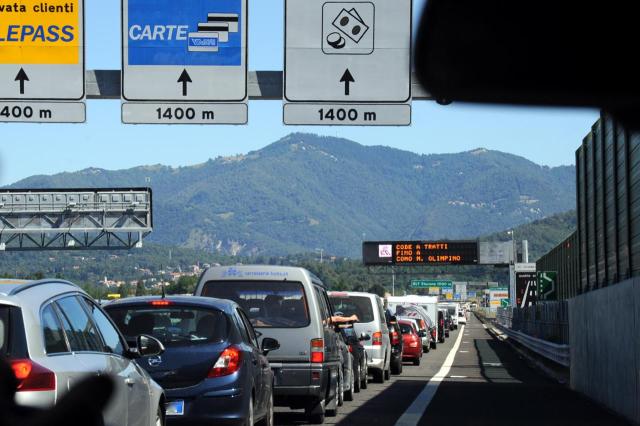 Esodo estivo, bollino nero sabato 2 agosto, oltre 13mln di veicoli in viaggio nel weekend, traffico intenso sulle principali autostrade