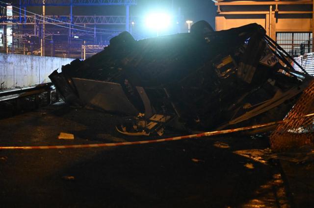 Venezia, pullman precipita da cavalcavia a Mestre: "Almeno 21 morti"