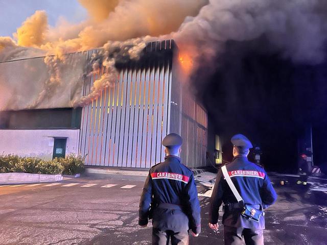 Incendio a Malagrotta, a fuoco impianto dei rifiuti di Roma: "Tenete le finestre chiuse"