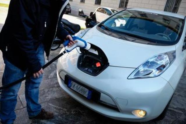 Mobilit&agrave;, indagine: un italiano su due valuta l'acquisto di un&rsquo;auto green
