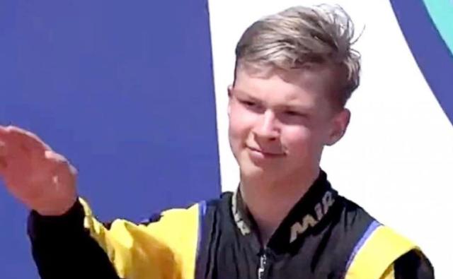 Pilota russo licenziato dopo il saluto romano: Aci gli ritira anche la licenza sportiva