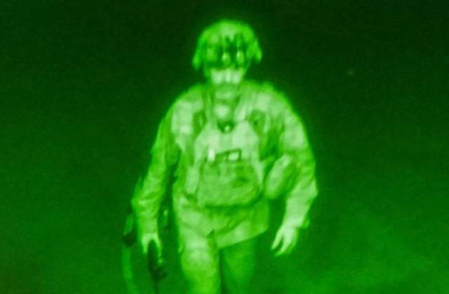 Afghanistan, chi &egrave; l'ultimo militare che ha lasciato Kabul e diventato un'icona