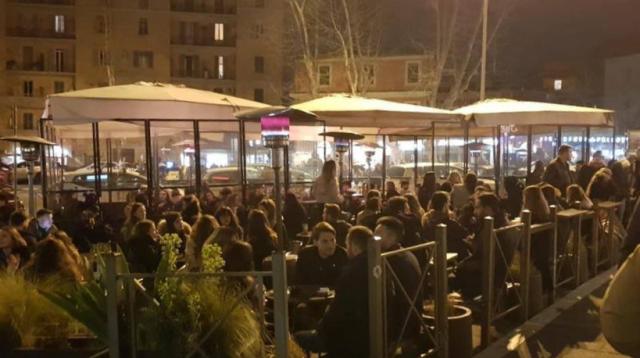 Assembramenti nella zona della movida a Roma