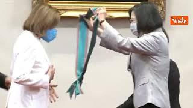 Pelosi vede Tsai Ing-wen: Pechino convoca l'ambasciatore Usa per "la crisi dello stretto"